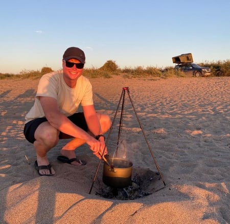 Mark buitenkoken in de woestijn van Kirgizie