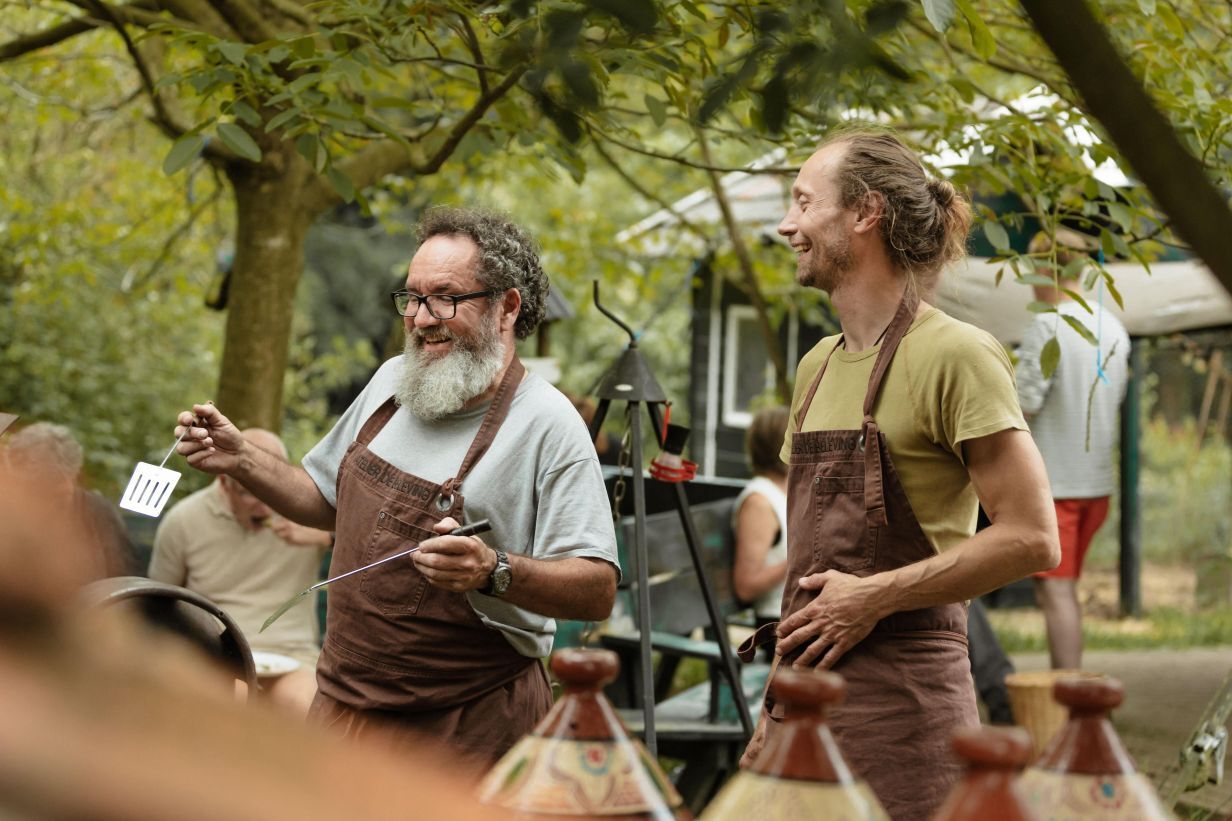 buiten kookworkshops lachend personeel