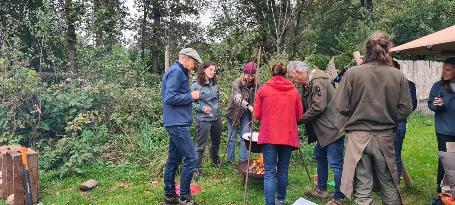 buitenkoken op plek onder de bomen met paddenstoelen